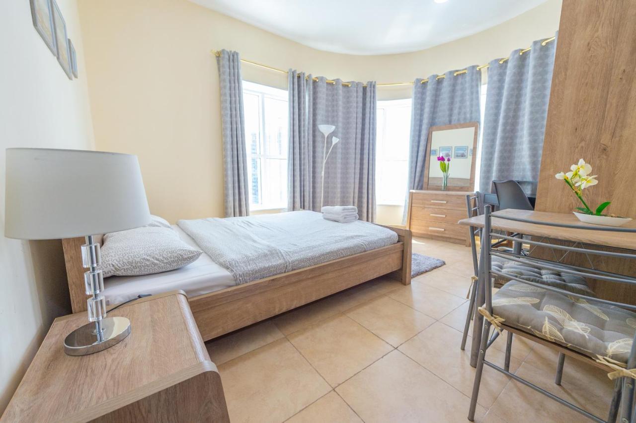 Luxury Escapes - Modern Budget Studio With Balcony In Jlt! Дубай Экстерьер фото